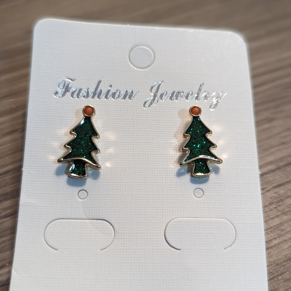 NWT Christmas Tree 🎄 Earrings - Picture 4 of 4